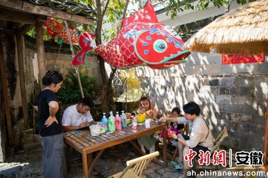 黟县“双节”假期期间“反向旅游”成风尚