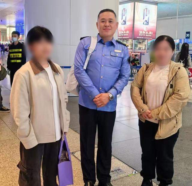 高铁列车长暖心救助离家少女