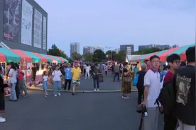 黄浦慈善夜市人气足，边吃边逛边献爱心图片