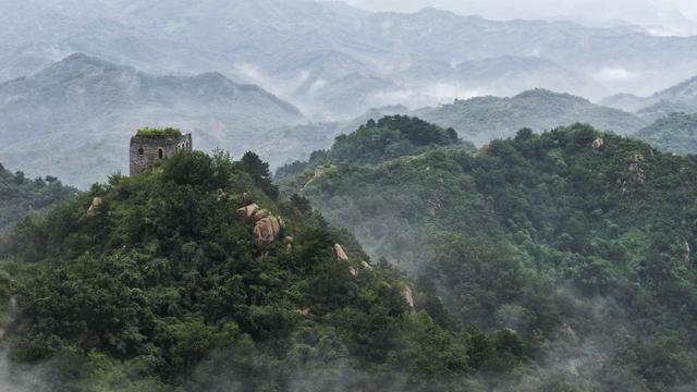 河北遵化：烟雨长城