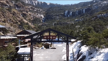 跨境赏雪成新风尚 越南旅客元旦乘火车游云南雪山