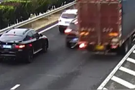 危险！高速上车主走神错过了路口 后方车辆变道躲闪发生碰撞图片