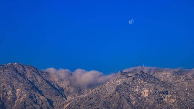 鹤峰走马：晓日映茶山