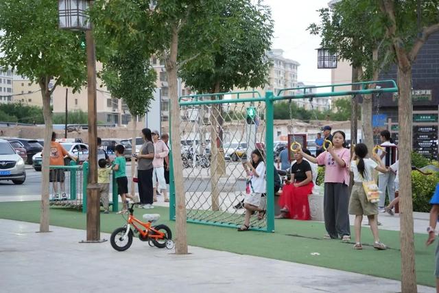 敦煌长城小游园成健康绿色游乐场