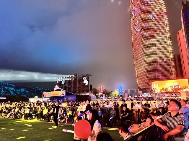 人从众！国庆首日，宜宾“名场面”来了