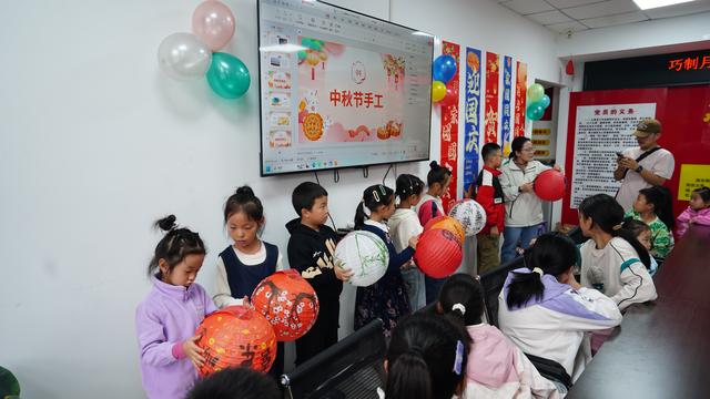 做月饼、猜灯谜，话团圆，和孩子们一起体验节日乐趣
