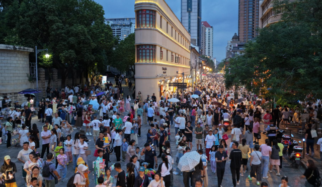 人山人海，20℃的昆明老街挤满了避暑的游客