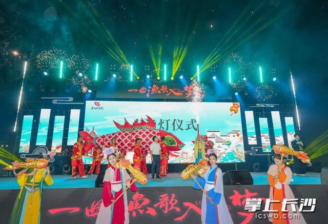 逛国风打卡区、听荷塘民谣、DIY渔灯！乔口这场乡村音乐会让游客玩嗨了