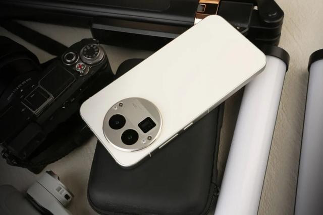 “还是得看有性格的品牌玩新名堂”｜真我GT8 Pro不止“街拍神器”