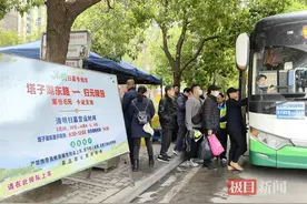 “走出地铁站，抬腿上专线”，武汉公交祭扫专线开通首日，市民直呼好方便！图片