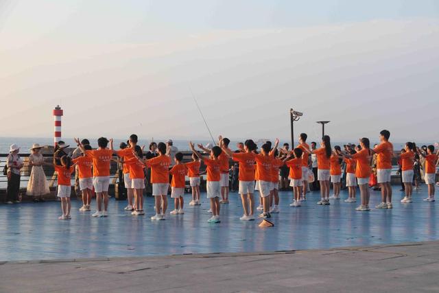 爱在青岛的街头！街头快闪演出送欢乐