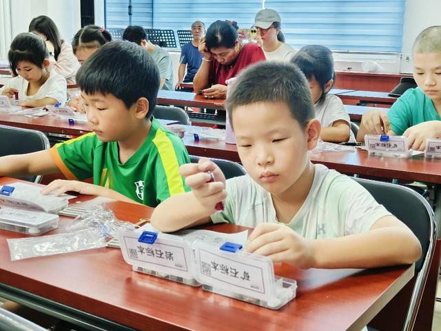 海滨街道爱国社区开展“‘石’在太有趣 戒网向自然”青少年科普活动