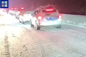 受持续降雪影响  国道318折多山路段临时交通管制图片