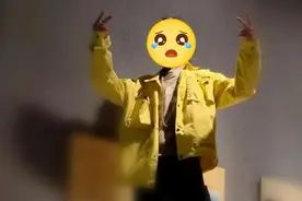 跳上云南省博物馆展示柜踩踏摆拍，昆明警方：立案调查！图片