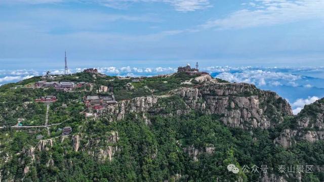 泰山雨霁：云雾织仙境，霞光染群峰，这泼墨山水里藏着夏日最治愈的奔赴