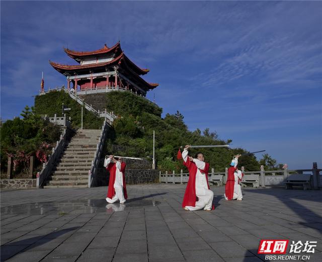 五雷仙山势惊天，秋日武姿舞云端
