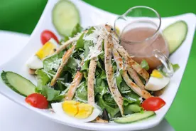 熟食在室温存放最好不超两小时，烹饪海鲜、菜豆要烧熟煮透图片