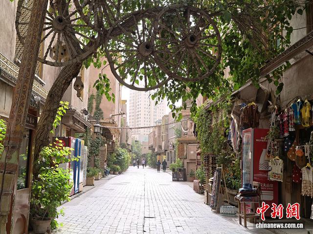 “喀什号”飞驰，新疆铁路铺就旅游发展黄金道