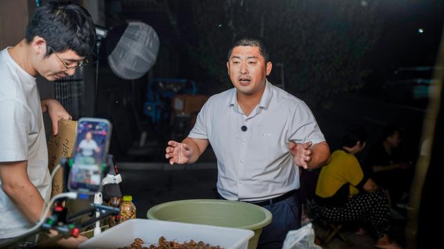 “木耳书记”带乡亲搭上电商快车、从码头工人成长为“大国工匠”……“青岛故事”巡回宣讲首场开讲