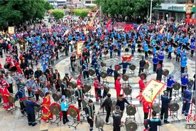 河池铜鼓山歌艺术节铜鼓巡游国庆假期震撼上演图片