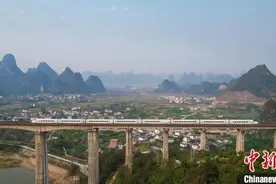 广西阳朔迎旅游旺季 路地合作畅通旅客出行“最后一公里”图片