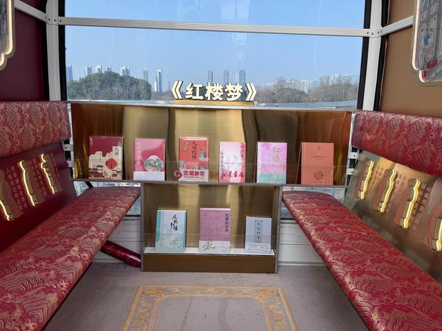 书店“搬进”摩天轮，快来云端触摸文学俯瞰金陵！