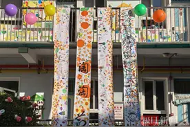 萌娃化身小摊主，义卖小集市传递冬日温暖图片