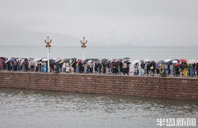 秋雨润栈桥，伞海映人潮