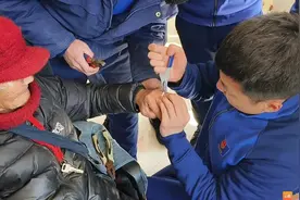 七旬老人被戒指卡手求助 鹤壁消防员暖心解围图片
