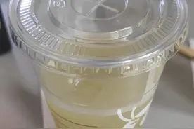 顾客点了一杯去冰饮料 瑞幸咖啡只给接了半杯图片