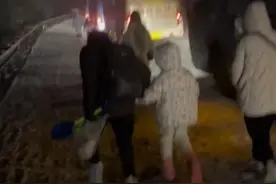 峨眉山多位游客称因降雪被困数小时，景区：人工除雪致堵车，上山道路已管制图片