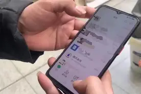 女子发视频称被偷拍现场检查对方手机 律师：怀疑被偷拍也无权查看他人手机，应报警图片