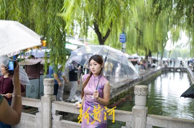 雨中泉城美景，为游客拍写真添古韵