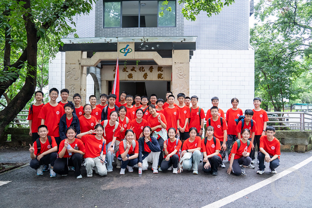重庆北碚：千名少年徒步大学校园
