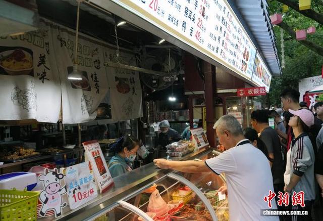 国庆假期游客体验成都“巴适”生活