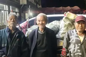 果然视频｜三位大爷骑着三轮登泰山，从临沂出发一来一回历时3天图片
