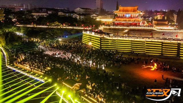 荆州：千年古城墙为幕 “双凤齐飞”点亮东门夜空