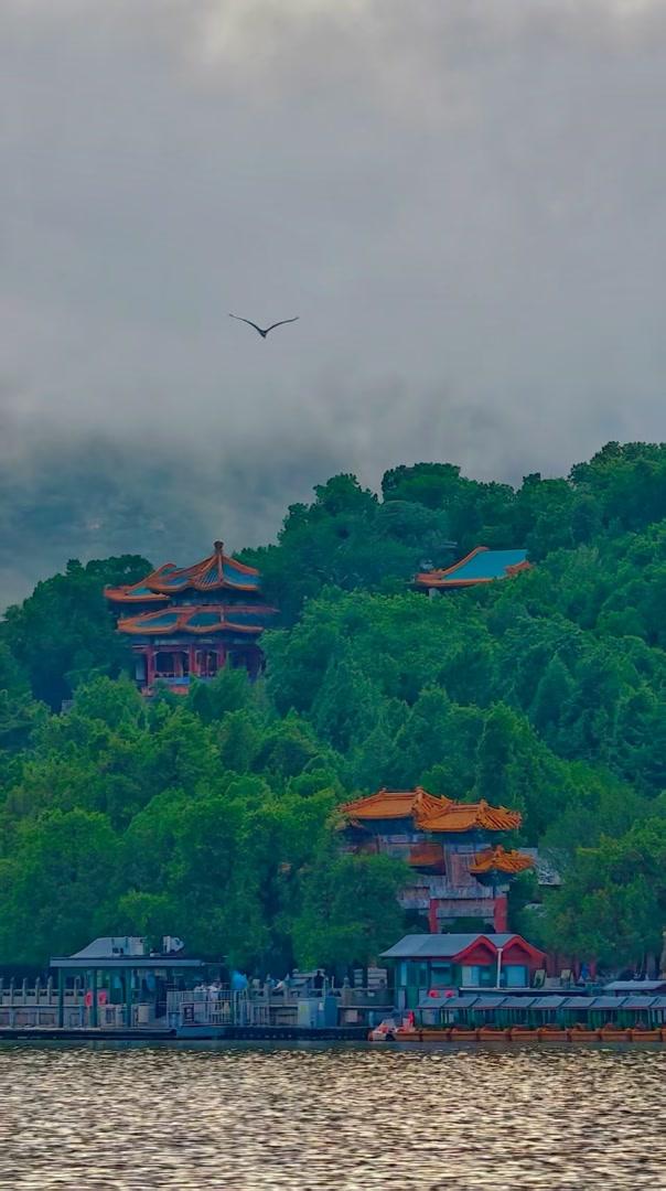 雨后看见彩虹！北京晚霞金光漫天！