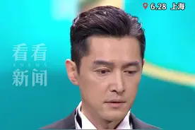 颁奖现场胡歌收到剧组礼物：妈妈留下的绒线织的图片