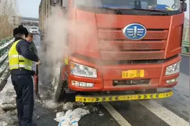 高速交警紧急救援 货车起火险情被成功化解图片