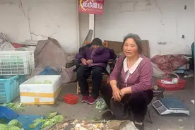 杭州一摊主带九旬母亲卖菜，旁人的善意托起她生活的艰辛图片