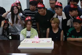 生日遇上校庆日，30名师生齐聚一堂共同庆生图片