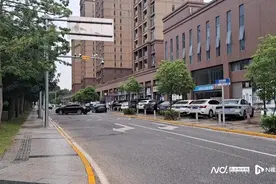 小区要为“贵族学校”让道？市民吵翻，当地回应图片