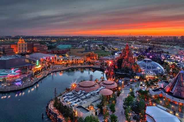 法拉利开进环球影城“后院”？主题公园扎堆北京副中心背后