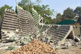 泰国万瓶寺一宝塔坍塌 塔身用啤酒瓶建造图片