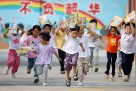 如何摆脱游戏短视频导致的“暑期综合征”？专家建议家长以身作则图片