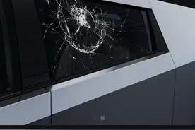 特斯拉上架Cybertruck碎玻璃贴纸！售价393元、目前已售罄，网友调侃：致敬铁球砸窗瞬间图片