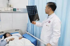 自驾游途中车辆"颠了一下"，女子顿感腰椎剧痛！乘车防骨折，注意这几点图片