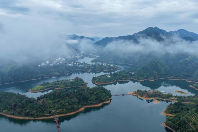 黄山：雨后云海美如画