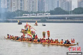 广州龙舟端午节“探亲”图片